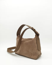Afbeelding in Gallery-weergave laden, The Confident suède taupe
