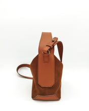 Afbeelding in Gallery-weergave laden, The Confident suède cognac
